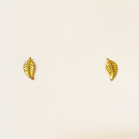 Vintage Earrings - Small leaf bronzy gold minimal - Picture 2 of 8